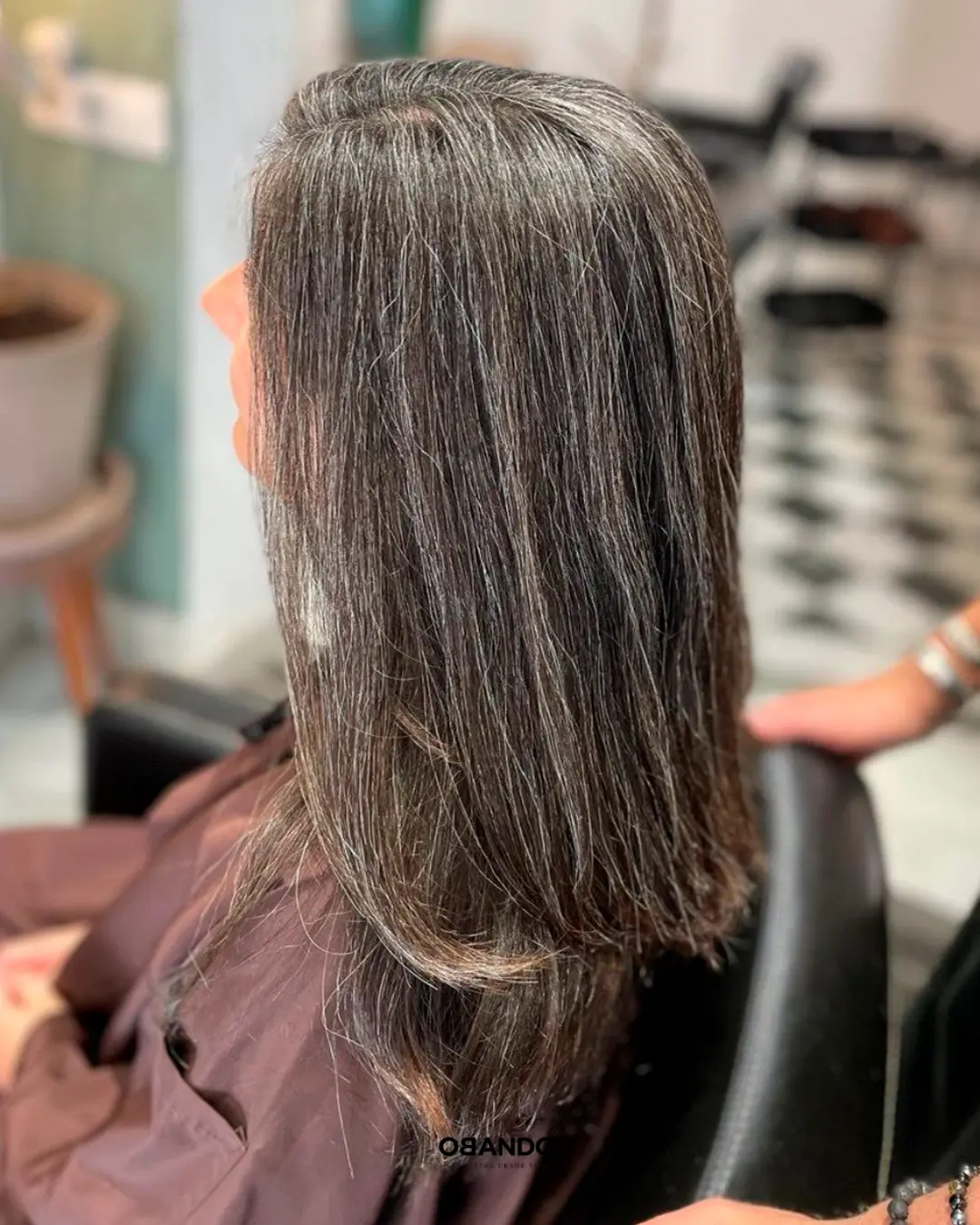 Melena con mechas e iluminación natural realizada en OBANDO Estilistas