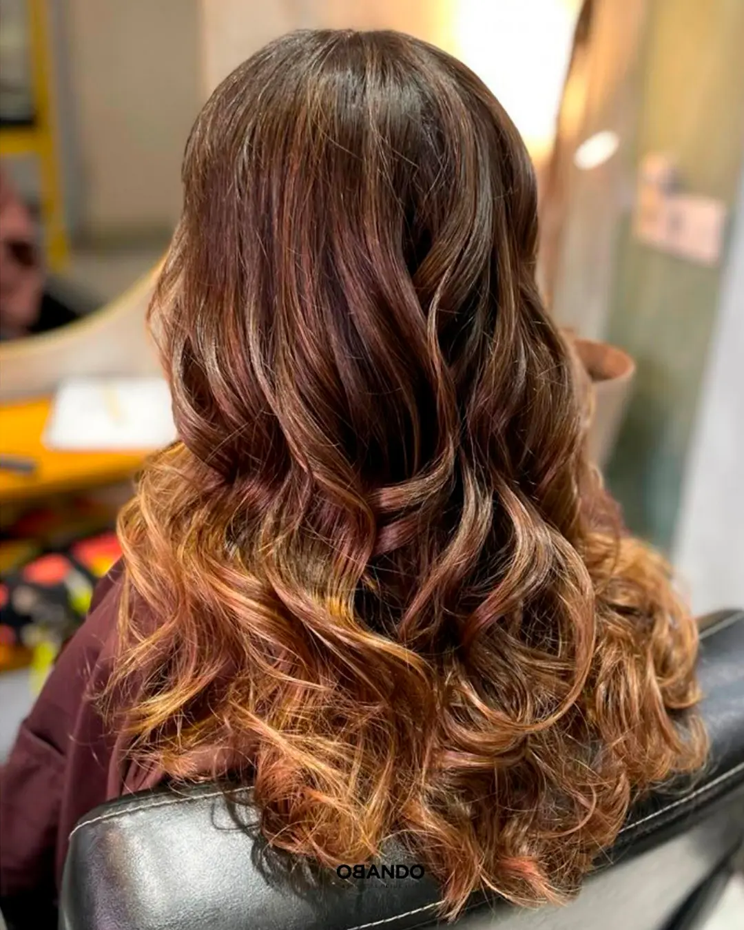 Balayage en tonos cobrizos con ondas, coloración en OBANDO Estilistas