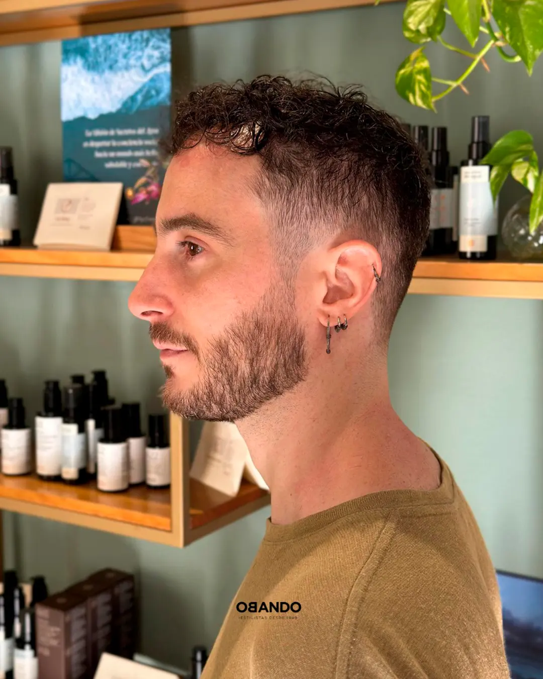 Corte de caballero moderno con degradado y barba en OBANDO Estilistas